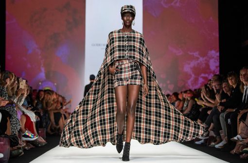 Ein Model präsentiert die Mode des Designers Guido Maria Kretschmer auf der Berliner Modewoche. Foto: dpa
