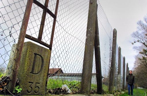 Der in der Nazizeit von der Schweiz errichtete Grenzzaun (hier ein Archivbild) ist an manchen Stellen noch vorhanden. Was viele nicht wissen: auf beiden Seiten liegt Konstanzer Gemarkung. Foto: dpa/Patrick_Seeger
