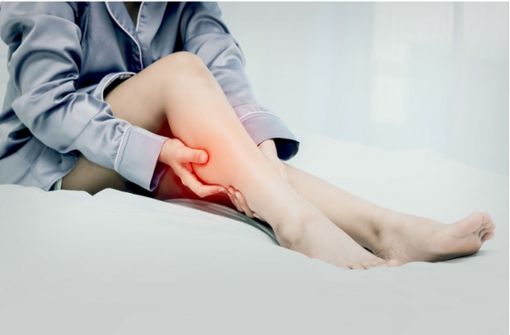 Eine unbemerkte Verkühlung von Muskelpartien in der Nacht, etwa wenn der Fuß nicht vollständig zugedeckt war, kann einen Krampf auslösen Foto: Adobe Stock/sopradit