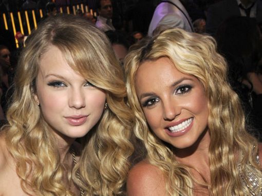 Britney Spears (r.) ist schwer begeistert von Taylor Swift - hier bei einem gemeinsamen Auftritt im Jahr 2008. Foto: Kevin Mazur/WireImage