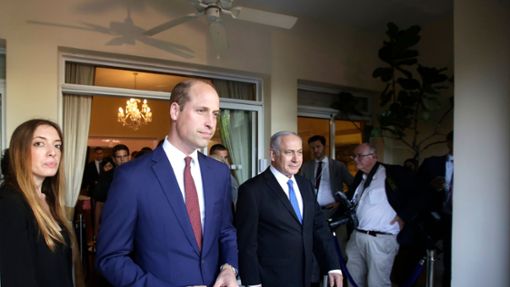 Der britische Prinz William (m) 2018 mit dem israelischen Ministerpräsidenten Benjamin Netanjahu in Israel. Foto: Sebastian Scheiner/AP/dpa