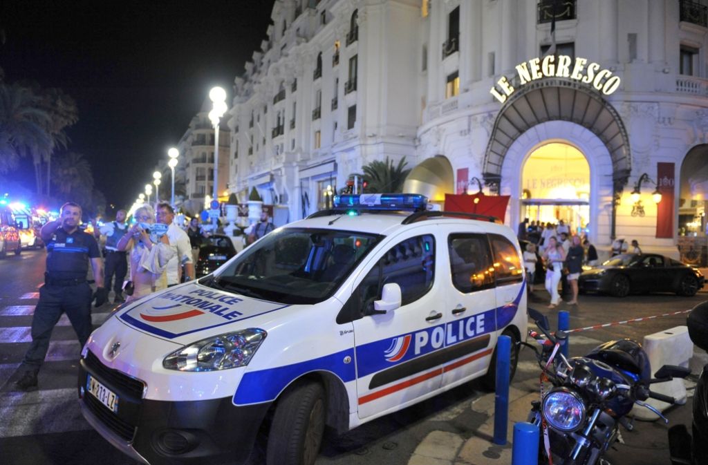 Auf der bekannten Promenade des Anglais in Nizza herrscht Chaos nach einem mutmaßlichen Terroranschlag.