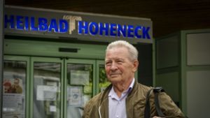 Helmut Fleischer wartet vor der verschlossenen Tür des Heilbads. Foto: Simon Granville Foto:  