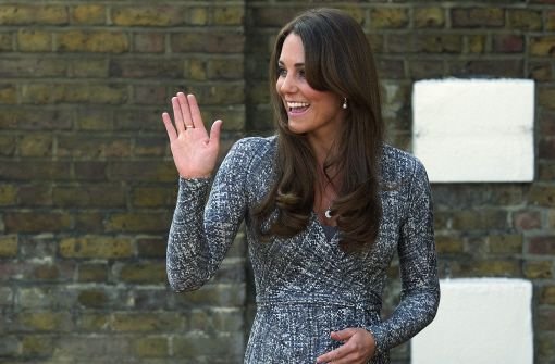 Während in Großbritannien darüber diskutiert wird, ob Kate nicht zu perfekt und wie eine Schaufensterpuppe wirkt, beißt die schwangere Herzogin die Zähne zusammen und absolviert ihre öffentlichen Auftritte. Foto: dpa