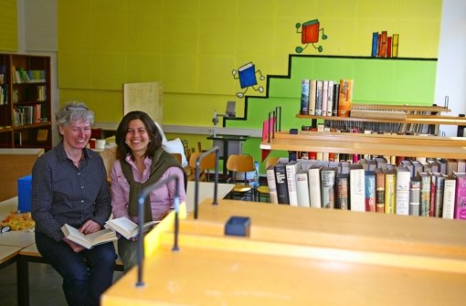 Noch ist das neue Lesezimmer nicht fertig. Doch Sibylle Backwinkel (links) und Corinna Emeling machen es sich schon mal ein bisschen gemütlich. Foto: Alexandra Kratz
