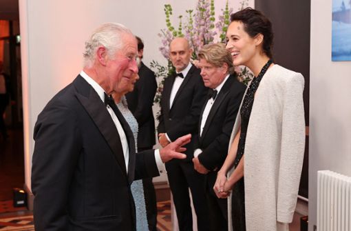 Phoebe Waller-Bridge und  Prinz Charles bei der Premiere des neuen Bond-Films. Foto: AFP/CHRIS JACKSON