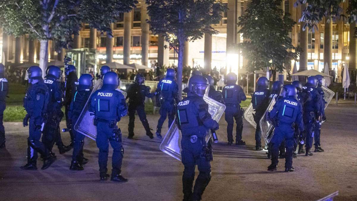 Straßenschlachten in Stuttgart: Großeinsatz der Polizei gegen Randalierer und Plünderer