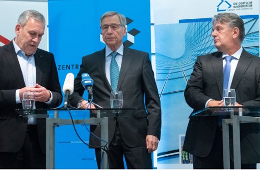 Der frühere Bundeswirtschaftsminister Wolfgang Clement (Mitte) stellt mit IG-Bau-Chef Robert Feiger (links) und Uwe Nostitz, dem Verhandlungsführer der Arbeitgeber, die Ergebnisse der Schlichtung vor. Foto: dpa