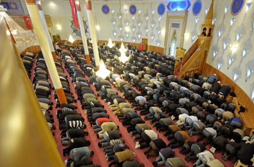 Muslime verbeugen sich bei einem Gebet in der Yavuz Sultan Selim Moschee in Mannheim (Archivfoto). Foto: dpa