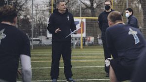 Chefcoach Martin Hanselmann hat sein Team auf Frankfurt Galaxy eingestimmt – an diesem Sonntag wird es im Gazistadion ernst. Foto: Stuttgart Surge