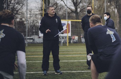 Chefcoach Martin Hanselmann hat sein Team auf Frankfurt Galaxy eingestimmt – an diesem Sonntag wird es im Gazistadion ernst. Foto: Stuttgart Surge