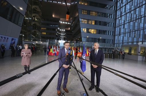 Dmytro Kuleba (links)  fordert bei der Nato-Tagung in Brüssel von Generalsekretär Jens Stoltenberg mehr Waffen für sein Land. Foto: dpa/Olivier Matthys
