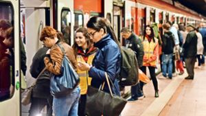 Die Fahrgäste der S-Bahn – hier am Hauptbahnhof – sollen sich künftig noch besser auf die Züge verteilen, wenn diese verlängert werden können und dann mehr Türen haben. Foto: Lichtgut/Max Kovalenko