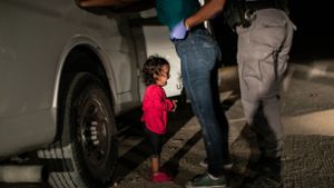 Während das Mädchen weinte, wurde die Mutter durchsucht. Foto: Getty Images