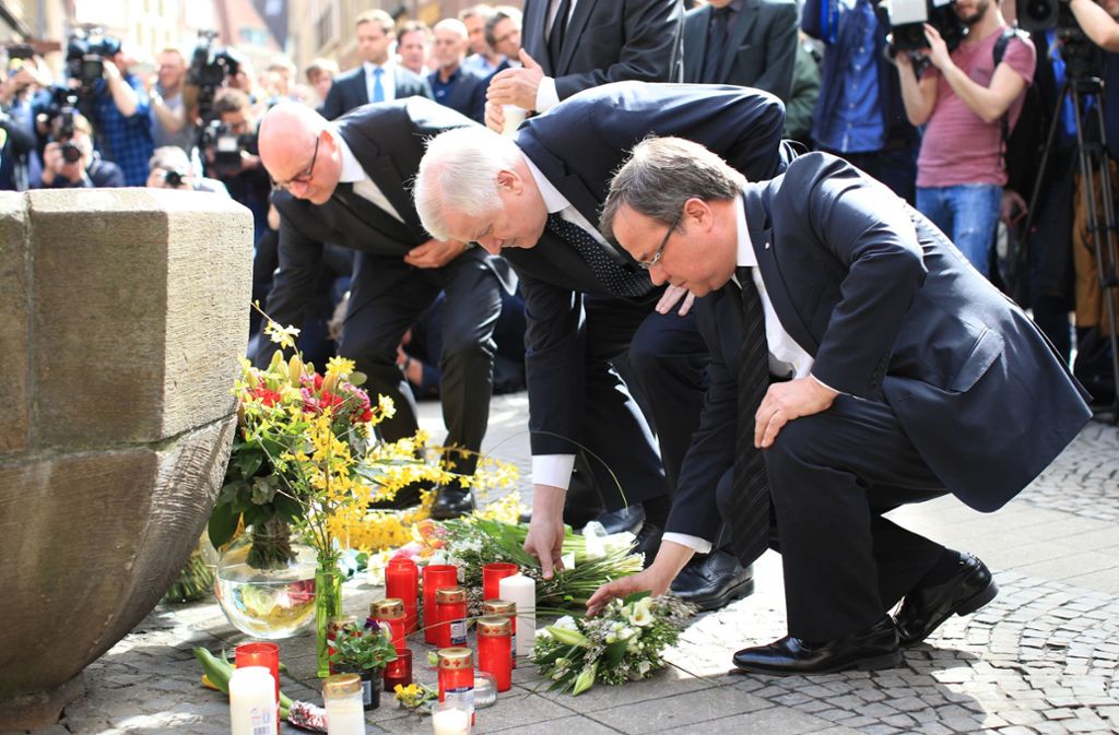 Ministerpräsident Armin Laschet (von rechts), Innenminister Horst Seehofer und Markus Lewe, Oberbürgermeister von Lewe; gedenken in Münster der Opfer.