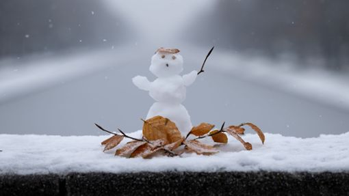 Schnee löst bei vielen Erwachsenen einen kindlichen Spieltrieb aus, lässt sich Schneemänner bauen – und das wirkt sich positiv aus. Foto: Sven Hoppe/dpa