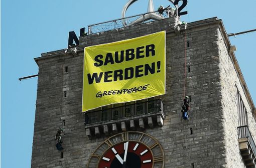Die Aktivisten haben ein Transparent am Bahnhofsturm angebracht. Foto: 7aktuell.de/Jens Pusch