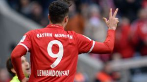 Robert Lewandowski von München jubelt im Spiel gegen den Hamburger SV über sein drittes Tor im Spiel zum 4:0. Foto: dpa