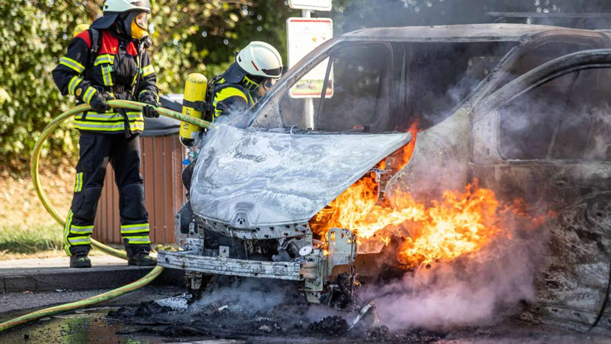 Parkplatz an der B 14 bei Korb: Auto geht in Flammen auf - Rems-Murr-Kreis