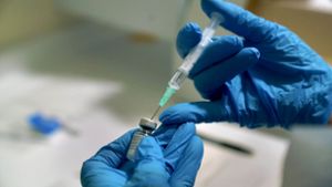 In Großbritannien haben Impfungen gegen das Coronavirus begonnen. Dabei kam es in zwei Fällen zu starken allergischen Reaktionen. Foto: dpa//Owen Humphreys
