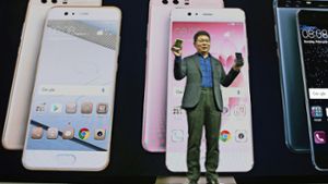 Große Show auf der Mobilfunkmesse: Richard Yu vom chinesischen Konzern Huawei will Apple und Samsung in vier Jahren überholt haben. Foto: AFP