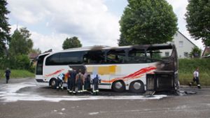 Reisebus mit Kindern an Bord fängt Feuer