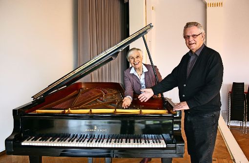 Erika Schleifenbaum und Manfred Elser sind stolz auf das alte, neue Instrument. Foto: Annina Baur