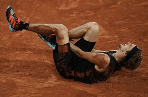 Nach seiner schweren Fußverletzung bei den French Open ist Alexander Zverev operiert worden. Foto: dpa/Thibault Camus