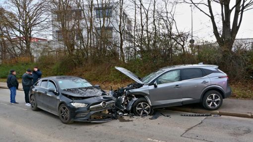 Crash in Ditzingen: In der Gerlinger Straße gerät ein AMG-Mercedes in den Gegenverkehr. Foto: KS-Images.de/Andreas Rometsch
