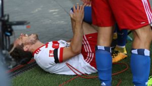 HSV-Profi Nicolai Müller liegt nach seinem Tor verletzt am Boden. Foto: Bongarts