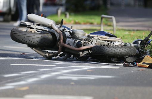 Das Motorrad wurde bei dem Unfall so stark beschädigt, dass es abgeschleppt werden musste. Insgesamt schätzt die Polizei den Schaden auf knapp 38.000 Euro (Symbolbild). Foto: dpa/David Young