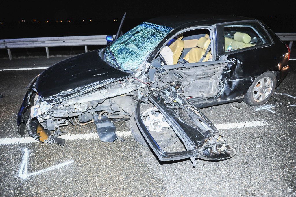 Bei einem Überholmanöver auf einer Bundesstraße bei Sindelfingen verursachte eine 21-jährige BMW-Fahrerin am Freitagabend einen Frontalzusammenstoß.