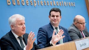 Horst Seehofer (links) und Hubertus Heil (Mitte) stellen das neue Gesetz vor. Foto: dpa