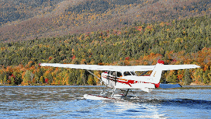 Ein Wasserflugzeug landet auf dem Lac Tremblant. Farbenprächtig - so präsentiert sich der sogenannte Indian Summer in den Wäldern Kanadas. Foto: Eichler