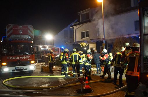Insgesamt kamen mehr als 70 Rettungskräfte zum Brandort in Altdorf. Foto: SDMG