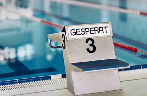 Der baden-württembergische Ministerpräsident hat Schwimmbadschließungen ins Gespräch gebracht. Foto: imago images/Future Image/Christoph Hardt