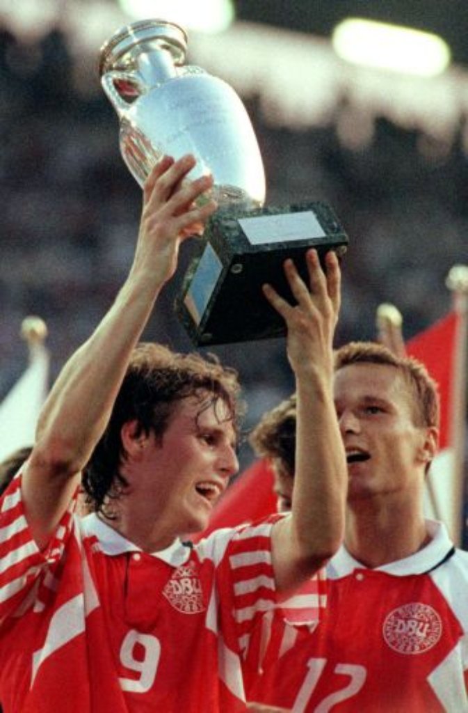 ... der Fusion konnte nicht besser gewählt werden, denn im Jahr 1992 holte Dänemark sensationell den Europameistertitel (Foto: Flemming Povlsen mit dem Pokal nach dem 2:0-Finalsieg gegen Deutschland). Im Land grassierte ein bislang ungekanntes Fußballfieber, so dass ...
