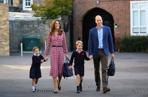 Eine noch etwas schüchterne Prinzessin Charlotte mit Mama, Herzogin Kate, ihrem großen Bruder George und Papa, Prinz William, bei ihrer Einschulung in  der Thomas’s Battersea-Grundschule in London. Foto: dpa