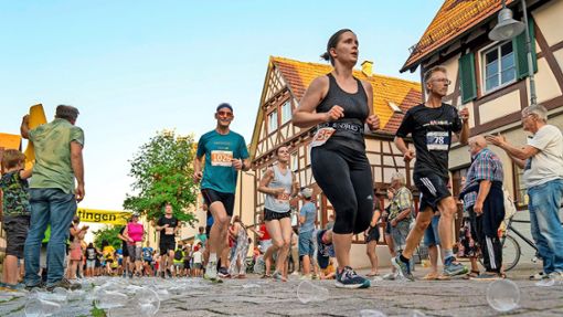Die stimmungsvolle  Fanmeile durch Eltingen ist für die Läufer ein Erlebnis. Foto: Jürgen Bach