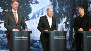 Die drei Spitzenleute der Ampel: Christian Lindner (FDP, v.li.); Olaf Scholz (SPD) und Robert Habeck (Grüne) bei ihrer Pressekonferenz in Meseberg Foto: dpa/Julian Weber