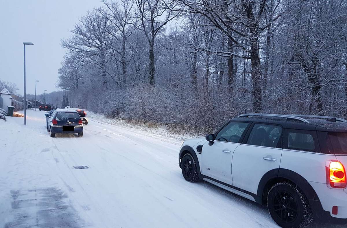 So wie hier in Stuttgart-Botnang sah es am Montagmorgen vielerorts aus – Autos, die auf schneebedeckten Straßen festhingen.