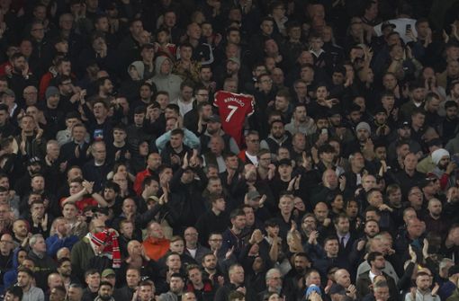 In der 7. Minute der Premier-League-Partie spendeten alle Zuschauer im berühmten Stadion an der Anfield Road für rund 60 Sekunden Beifall. Foto: dpa/Jon Super