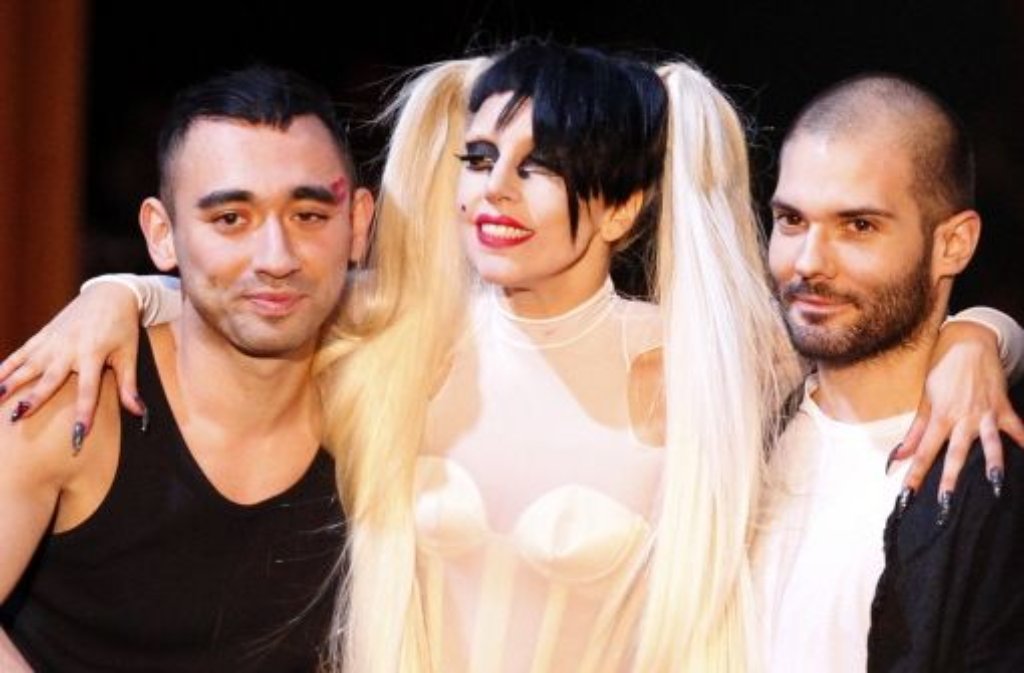 Lady Gaga possiert mit Art-Director Nicola Formichetti (links) und Designer Sebastien Teigne am Mittwoch bei der Thierry Mugler-Schau. Die extravagante Pop-Diva macht kurzzeitig den Rummel um Star-Designer Galliano bei der Pariser Modewoche vergessen.