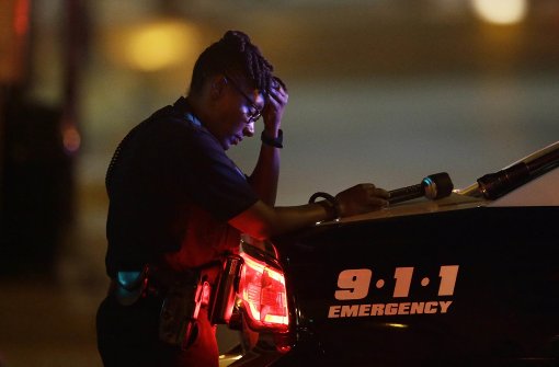 Gezeichnet: Eine Polizistin in Dallas nach der Schießerei, bei der mehrere ihrer Kollegen getötet wurden. Foto: AP