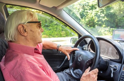 Die Fahrtüchtigkeit älterer Autofahrerinnen und Autofahrer ist mal wieder Gegenstand von  Diskussionen. Foto: imago/Michael Eichhammer/ 