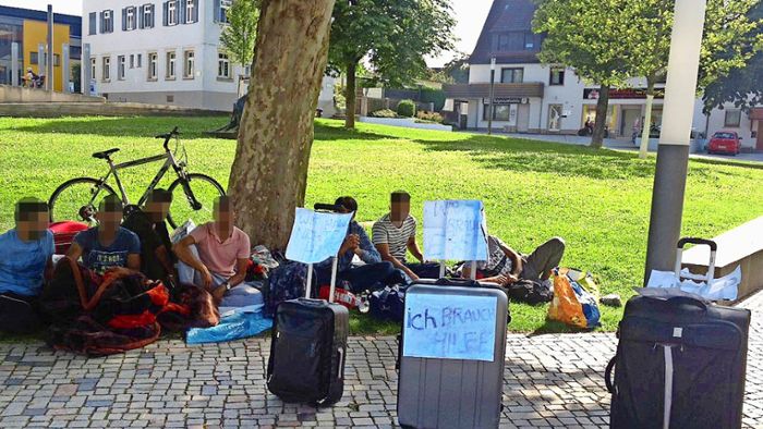Flüchtlinge campen auf Neuhausener Schlossplatz