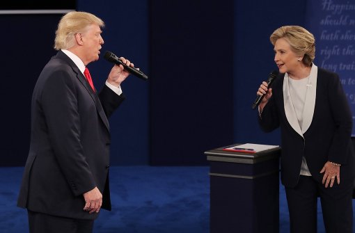 Das zweite TV-Duell im US-Wahlkampf: Hillary Clinton und Donald Trump während der Debatte in St. Louis. Foto: EPA