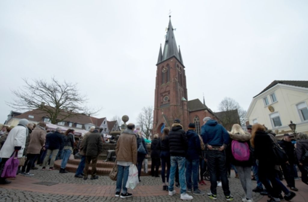 Genau ein Jahr nach der Katastrophe wurde am Donnerstag auf dem Platz vor der  St. Sixtus Kirche in Haltern am See eine Gedenkminute für die Opfer des Germanwings-Absturzes abgehalten.