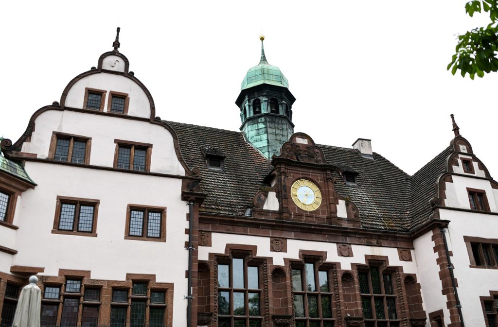 Dieses Neue Rathaus steht in Südbaden. Im Jahr 1901 wurde es umgebaut. Es verfügt über eine Turmuhr und ein Glockenspiel.
