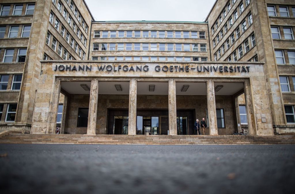 Die Sprengbombe wurde in der Nähe der Wolfgang Goethe-Universität und dem Poelzig-Bau des Campus Westend in Frankfurt am Main gefunden. Ein Baggerfahrer war bei Bauarbeiten auf das brisante Relikt gestoßen.